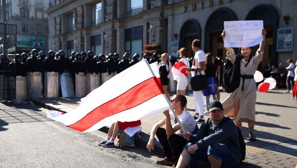 Pristalice beloruske opozicije ispred kordona milicije na protestima u centru Minska - Sputnik Srbija