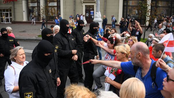 Pripadnici beloruske policije blokiraju prolaz demonstrantima u Minsku - Sputnik Srbija