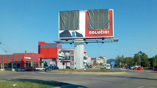 Прекривен билборд са ликом Мила Ђукановића у Подгорици током избора у Црној Гори - Sputnik Србија