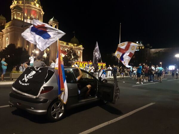 Zastave i baklje ispred srpskog parlamenta /video/ - Sputnik Srbija