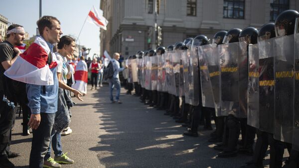 Присталице белоруске опозиције и припадници снага безбедности на протесту опозиције у Минску - Sputnik Србија