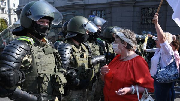 Pripadnici bezbednosnih snaga Belorusije i pristalice opozicije na protestu u Minsku - Sputnik Srbija