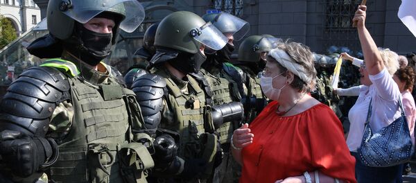 Pripadnici bezbednosnih snaga Belorusije i pristalice opozicije na protestu u Minsku - Sputnik Srbija