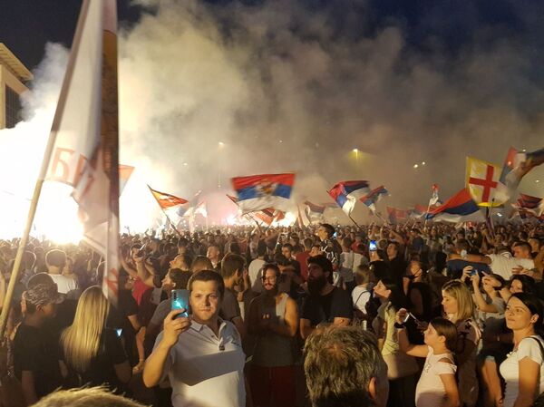 Хиљаде људи на улицама: Победничка славља широм Црне Горе /фото, видео/ - Sputnik Србија
