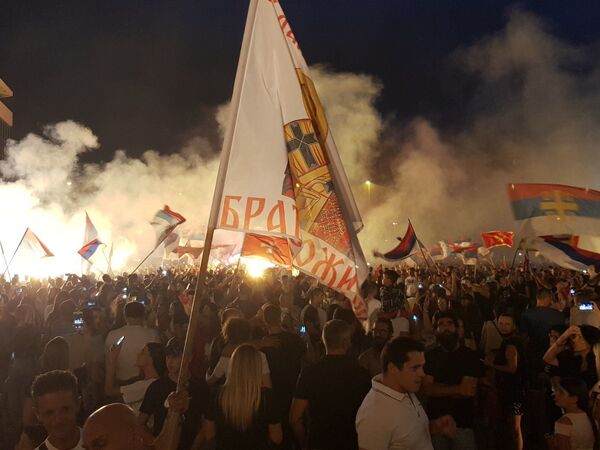 Подгорица се тресла од прославе: Барјаци, дим и песма Косову испунили престоницу Црне Горе /видео/ Подгорица се тресла од прославе: Барјаци, дим и песма Косову испунили престоницу Црне Горе /видео/ - Sputnik Србија