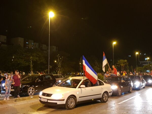 Подгорица се тресла од прославе: Барјаци, дим и песма Косову испунили престоницу Црне Горе /видео/ Подгорица се тресла од прославе: Барјаци, дим и песма Косову испунили престоницу Црне Горе /видео/ - Sputnik Србија