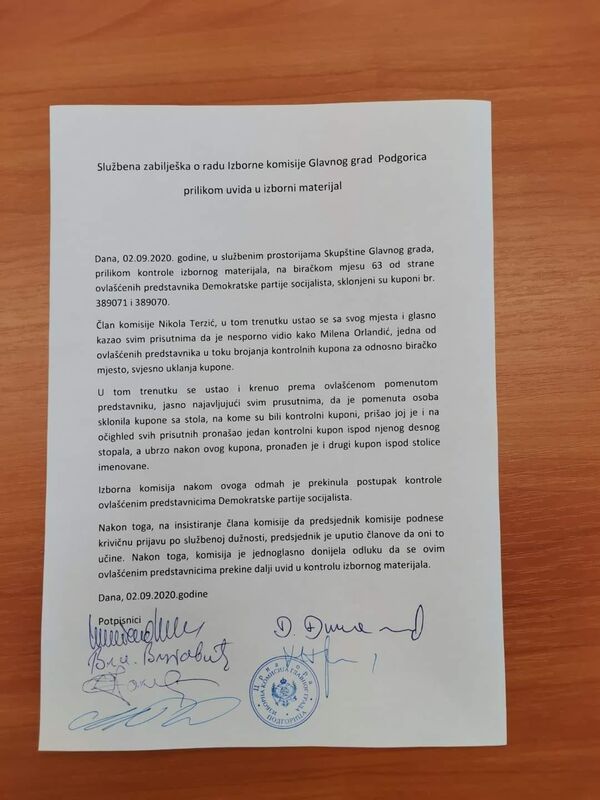 Полиција у изборној комисији: Представница ДПС-а пријављена да је крила купоне са гласачког места Полиција у изборној комисији: Представница ДПС-а пријављена да је крила купоне са гласачког места - Sputnik Србија