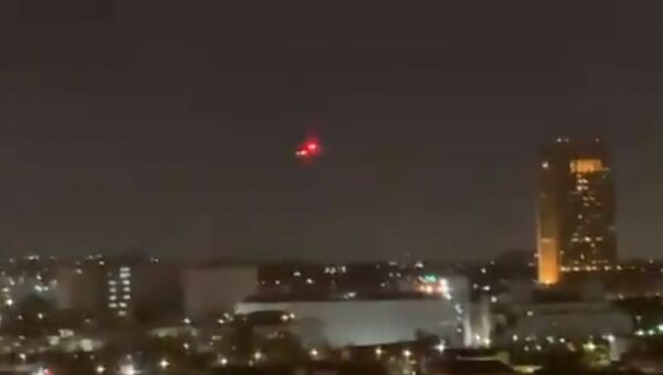 Неидентификовани хеликоптери лете изнад Лос Анђелеса. Скриншот видеа са Твитера. - Sputnik Србија