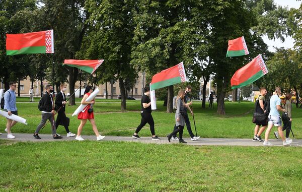Присталице и противници Лукашенка среле се у центру Минска Присталице и противници Лукашенка среле се у центру Минска - Sputnik Србија