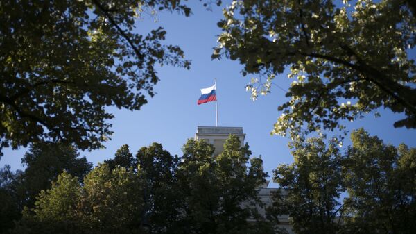 Застава Русије на згради руске амбасаде у Берлину - Sputnik Србија
