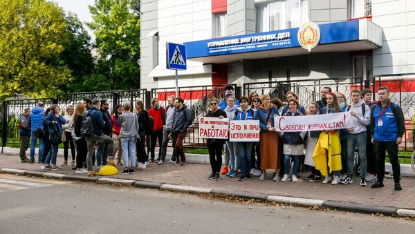 Novinari i zaposleni u medijima protestuju ispred Ministarstva unutrašnjih poslova Belorusije protiv pritvaranja novinara na protestima u Minsku - Sputnik Srbija