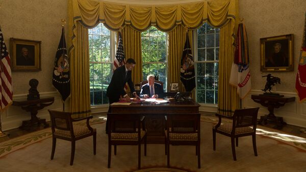 Predsednik Donald Tramp u Ovalnoj sobi u Beloj kući - Sputnik Srbija