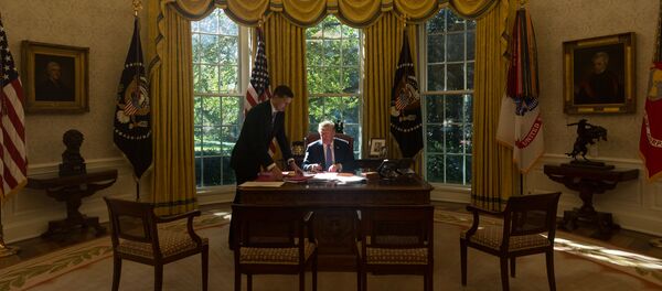 Predsednik Donald Tramp u Ovalnoj sobi u Beloj kući Predsednik Donald Tramp u Ovalnoj sobi u Beloj kući - Sputnik Srbija