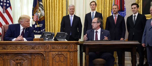 Председник привремених приштинских институција Авдулах Хоти у Овалној соби током потписивања споразума са Приштином Председник привремених приштинских институција Авдулах Хоти у Овалној соби током потписивања споразума са Приштином - Sputnik Србија