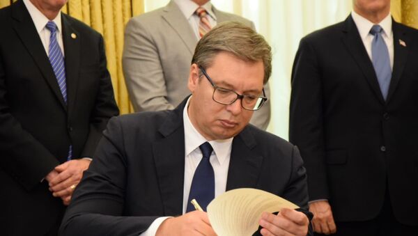 Predsednik Srbije Aleksandar Vučić tokom potpisivanja sporazuma u Beloj kući - Sputnik Srbija