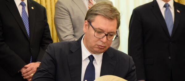 Председник Србије Александар Вучић током потписивања споразума у Белој кући - Sputnik Србија
