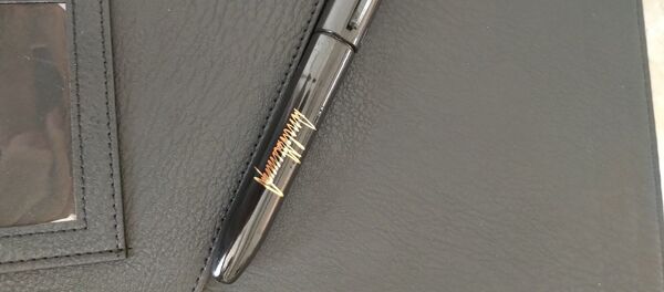 Оловка коју је председник Србије Александар Вучић добио од америчког председника Доналда Трампа у Белој кући - Sputnik Србија