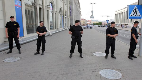 Pripadnici policije blokiraju ulicu u centru Minska - Sputnik Srbija