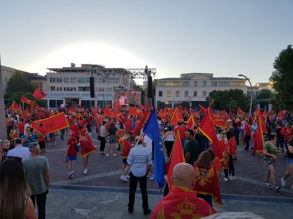 „Патриотски скуп“ у Подгорици: Клицали Томпсону, Дритану поручили „потоња ти је ура“ /видео, фото/ „Патриотски скуп“ у Подгорици: Клицали Томпсону, Дритану поручили „потоња ти је ура“ /видео, фото/ - Sputnik Србија