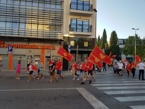 „Патриотски скуп“ у Подгорици: Клицали Томпсону, Дритану поручили „потоња ти је ура“ /видео, фото/ „Патриотски скуп“ у Подгорици: Клицали Томпсону, Дритану поручили „потоња ти је ура“ /видео, фото/ - Sputnik Србија