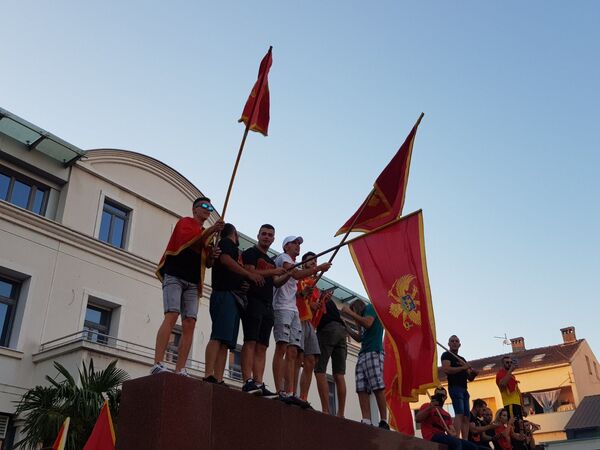 „Патриотски скуп“ у Подгорици: Клицали Томпсону, Дритану поручили „потоња ти је ура“ /видео, фото/ „Патриотски скуп“ у Подгорици: Клицали Томпсону, Дритану поручили „потоња ти је ура“ /видео, фото/ - Sputnik Србија