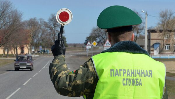 Белоруски граничар на граничном прелазу између Белорусије и Украјине - Sputnik Србија