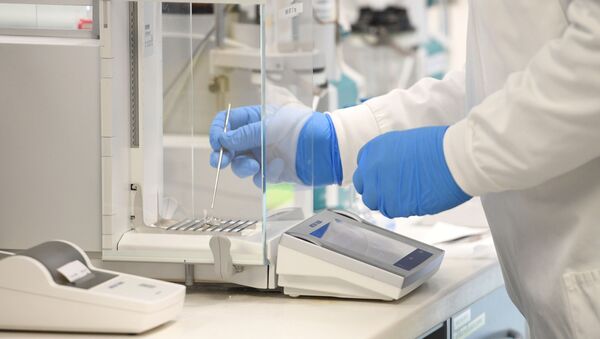 Laborant tokom ispitivanja vakcine protiv virusa korone u kompaniji Astra Zeneka - Sputnik Srbija