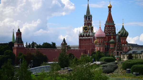 Pogled na zidine Kremlja iz parka Zarjadje u Moskvi - Sputnik Srbija