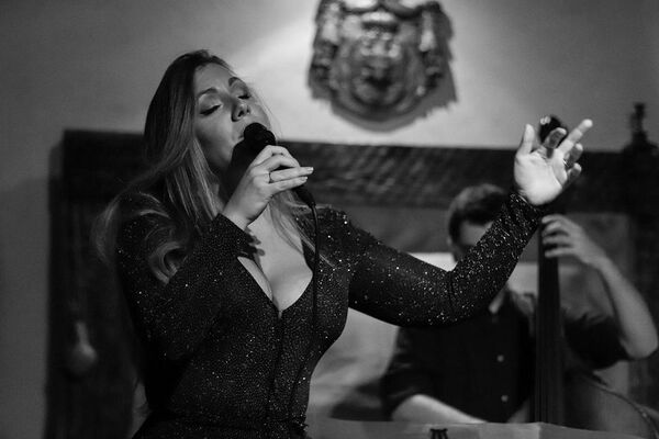 Sofija Knežević: Žudnja za domom zapisana u melodijama Sofija Knežević: Žudnja za domom zapisana u melodijama - Sputnik Srbija