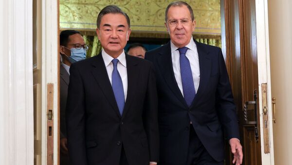 Министри спољних послова Кине и Русије, Ван Ји и Сергеј Лавров, на састанку у Москви - Sputnik Србија