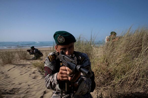 Ирански војници на војним вежбама Зулфикар 99 у Оманском заливу.   - Sputnik Србија