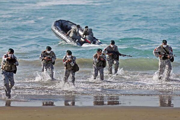 Iranski vojnici na vojnim vežbama Zulfikar 99 u Omanskom zalivu.   - Sputnik Srbija