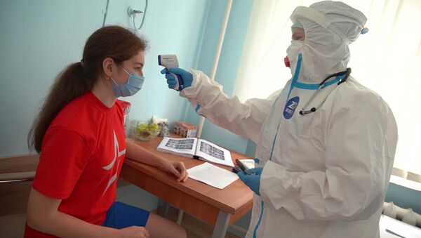 Lekar tokom redovnog pregleda dobrovoljca u istraživanju vakcine protiv virusa korona u Vojnoj bolnici u Moskvi - Sputnik Srbija