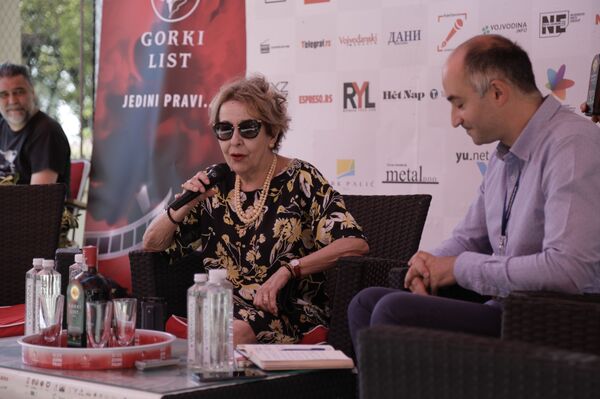 Цеца Бојковић: Нису криви људи који копају по контејнерима и гледају „Задругу“  /видео/ - Sputnik Србија