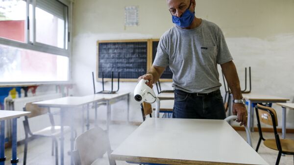 Дезинфекција клупе у школи пред почетак наставе - Sputnik Србија