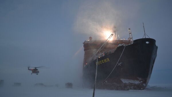 Ледоломац на којем су стигли руске истраживаче на Арктик ради инсталације нове плутајуће станице СП-40 - Sputnik Србија
