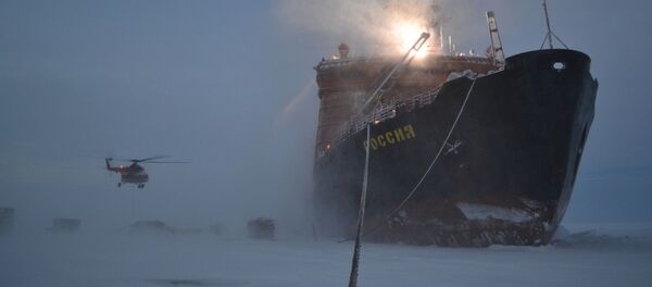 Ледоломац на којем су стигли руске истраживаче на Арктик ради инсталације нове плутајуће станице СП-40 Ледоломац на којем су стигли руске истраживаче на Арктик ради инсталације нове плутајуће станице СП-40 - Sputnik Србија