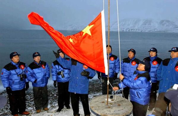 Kineska ekspedicija na Arktiku podiže kinesku nacionalnu zastavu u Longjerbenu na norveškom Špicbergenu - Sputnik Srbija