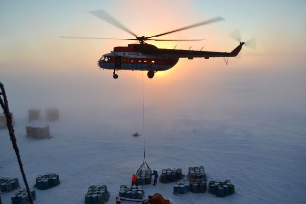 Ruski polarnici tokom instalacije nove plutajuće stanice SP-40 na Arktiku - Sputnik Srbija