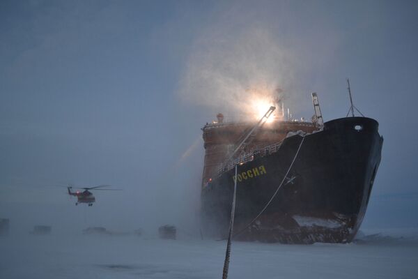 Ledolomac na kojem su stigli ruske istraživače na Arktik radi instalacije nove plutajuće stanice SP-40 - Sputnik Srbija