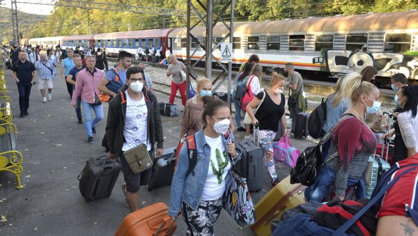 Срби се враћају возом из Црне Горе - Sputnik Србија