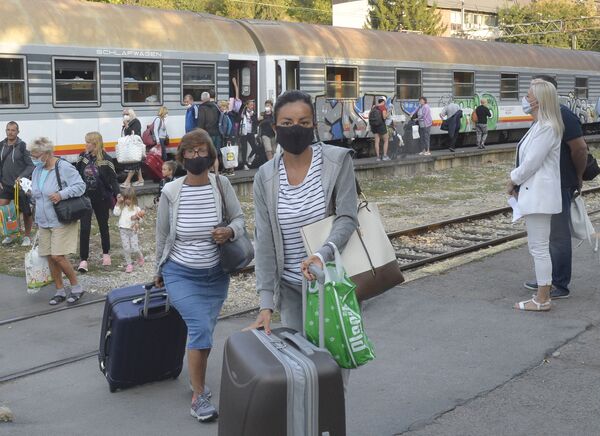 Uhvatili poslednji voz: Srbi „pobegli“ iz Crne Gore /foto/ Uhvatili poslednji voz: Srbi „pobegli“ iz Crne Gore /foto/ - Sputnik Srbija