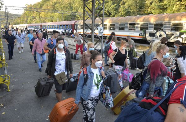 Uhvatili poslednji voz: Srbi „pobegli“ iz Crne Gore /foto/ Uhvatili poslednji voz: Srbi „pobegli“ iz Crne Gore /foto/ - Sputnik Srbija