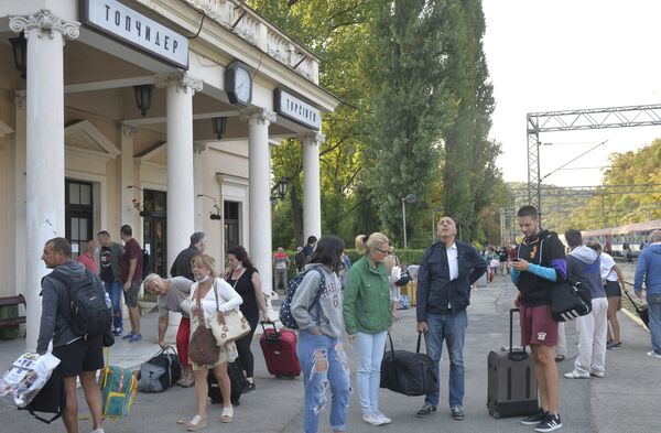 Uhvatili poslednji voz: Srbi „pobegli“ iz Crne Gore /foto/ Uhvatili poslednji voz: Srbi „pobegli“ iz Crne Gore /foto/ - Sputnik Srbija