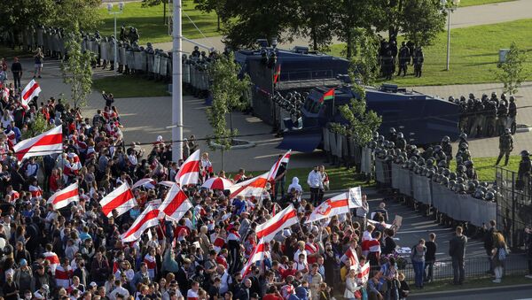 Pristalice beloruske opozicije i pripadnici interventne policije na protestu opozicije u Minsku - Sputnik Srbija