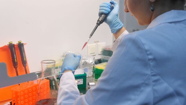 Лаборант испитује вакцину против ковида 19 у Центру за епидемиологију и микробиологију Гамалеја  - Sputnik Србија