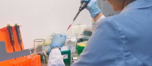 Laborant ispituje vakcinu protiv kovida 19 u Centru za epidemiologiju i mikrobiologiju Gamaleja  - Sputnik Srbija