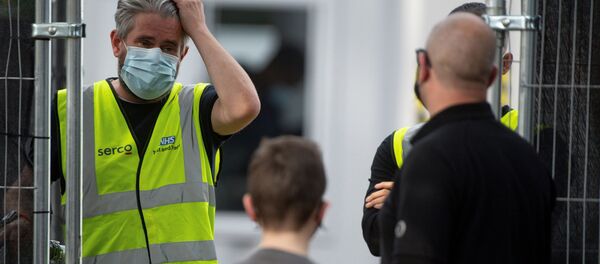 Red ispred ambulante za tesiranje na virus korona u Engleskoj Red ispred ambulante za tesiranje na virus korona u Engleskoj - Sputnik Srbija