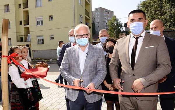Zamenik gradonačelnika Beograda Goran Vesić svečano je uručio ključeve stanova porodicama u Kosovskoj Mitrovici - Sputnik Srbija