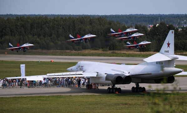 Акробатска група „Стрижи“ на ловцима МиГ-29 и авион Ту-160 „Василије Решетњиков“ - Sputnik Србија